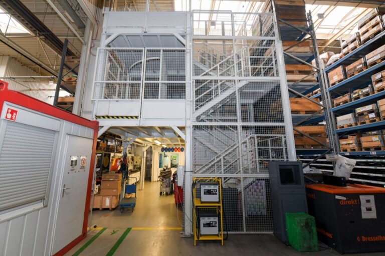 Dreigeschossiges Stahlrahmengebäude