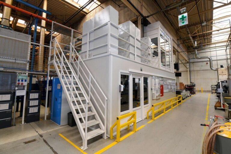 Zweigeschossiges Stahlrahmengebäude